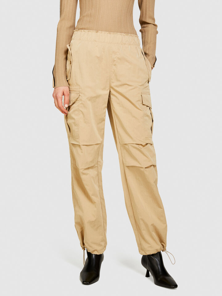 Cargo trousers with pockets - women's joggers - Camel | Sisley image number 4